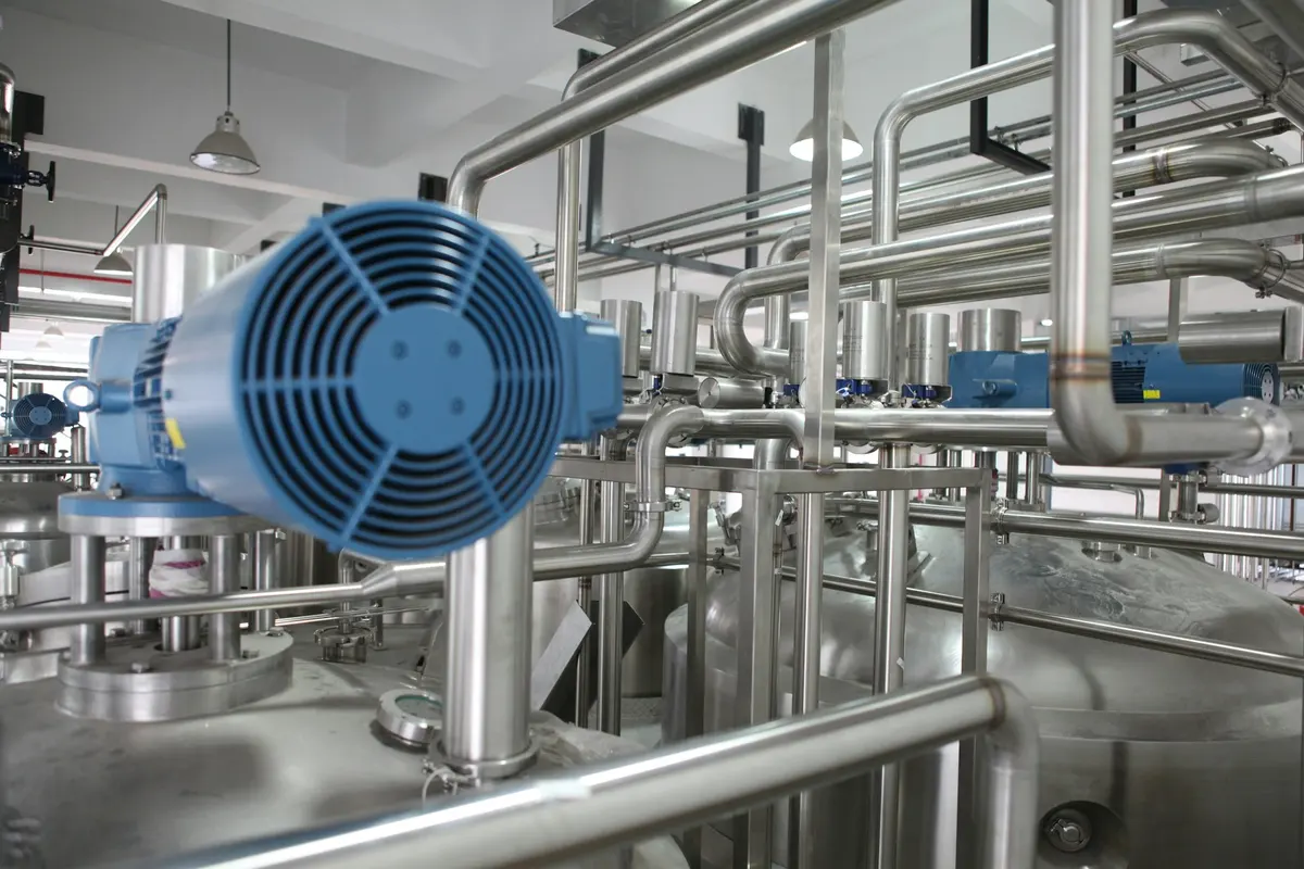 Equipamentos industriais em aço inoxidável em uma planta de produção