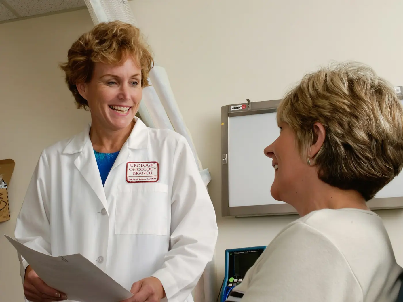 Médica conversando com paciente durante consulta em consultório